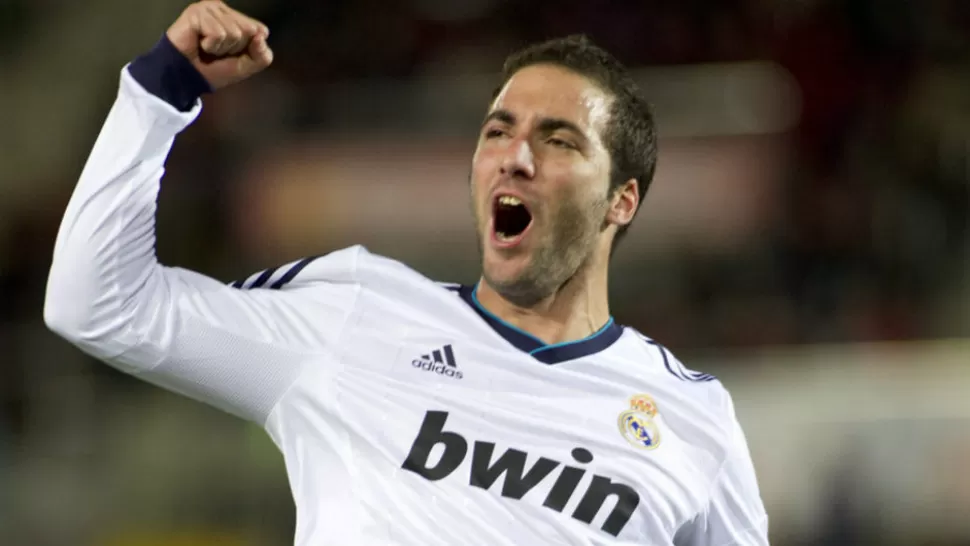 GOLEADOR. El delantero argentino Gonzalo Higuaín aguarda una oferta de Arsenal de Inglaterra que conforme a su actual club, Real Madrid, para concretar su pase luego de manifestar su indeclinable decisión de abandonar la Casa Blanca.