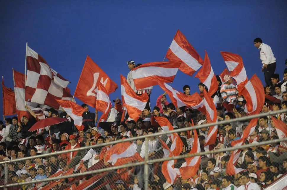 MANOS A LA OBRA. Ahora les tocará a los hinchas proponer ideas para diseñar la nueva casaca del club de sus amores. LA GACETA / FOTO DE HéCTOR PERALTA (ARCHIVO)