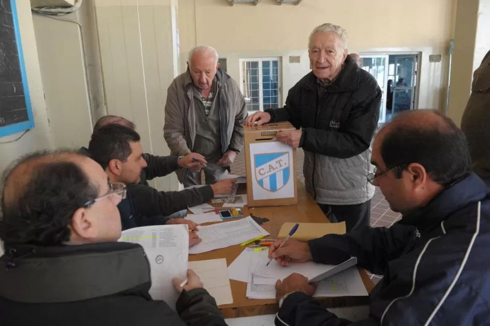 UN EJEMPLO PARA TODOS. Vicente Falci, que ayer cumplió 92 años, se presentó en el Monumental para emitir su voto. Terminamos mal el torneo, opinó. 