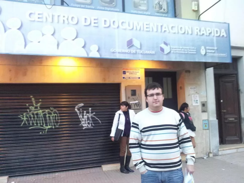 TRÁMITES. Nóblega -papeles en mano-, frente al Centro de Documentación. LA GACETA 