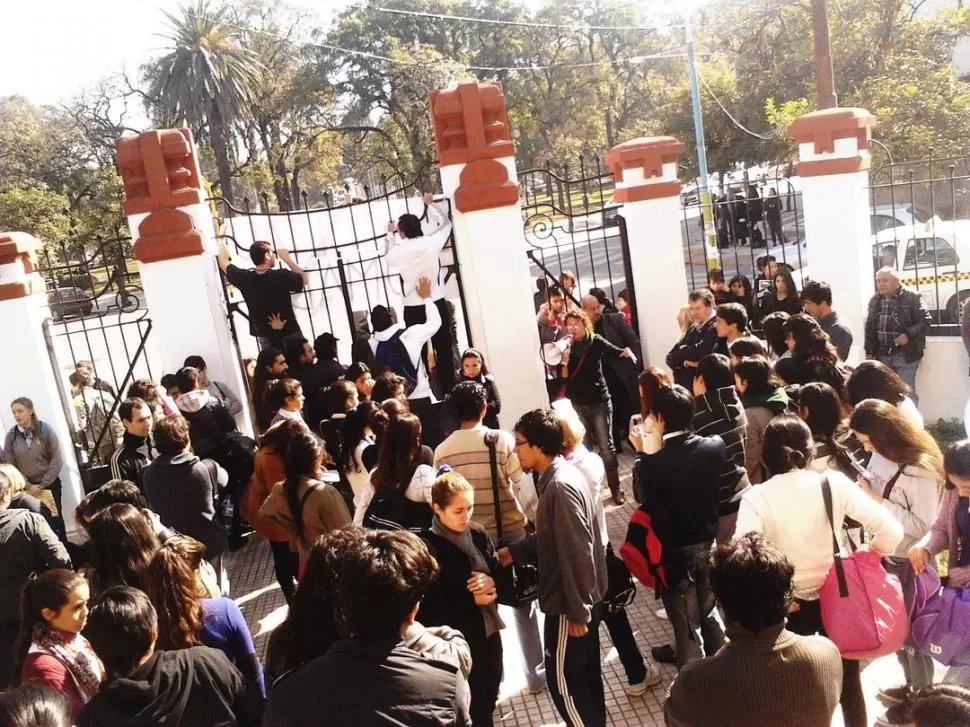 PUERTAS CERRADAS. La toma en la Facultad continuará hasta mañana. 