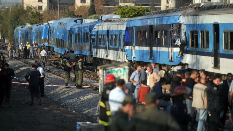 DESTROZADO. El choque dejó como saldo tres personas muertas y más de 300 heridos. TÉLAM