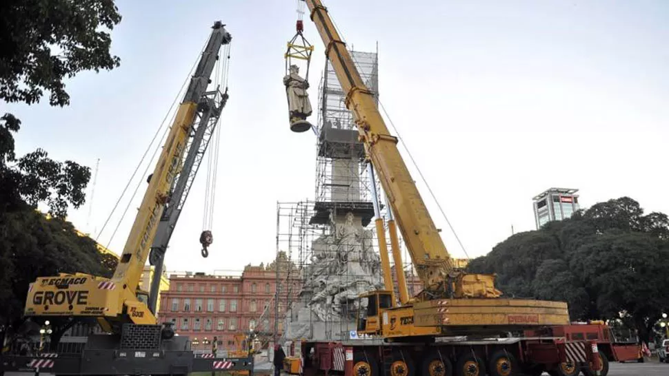 REACCIÓN. El Gobierno nacional removió el monumento a Colón, pese a una orden judicial en contra. TÉLAM