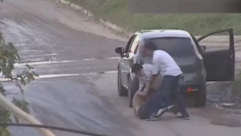 A LAS MANOS. Fueron varios minutos de forcejeo hasta que llegó la Policía. CAPTURA DE IMAGEN.