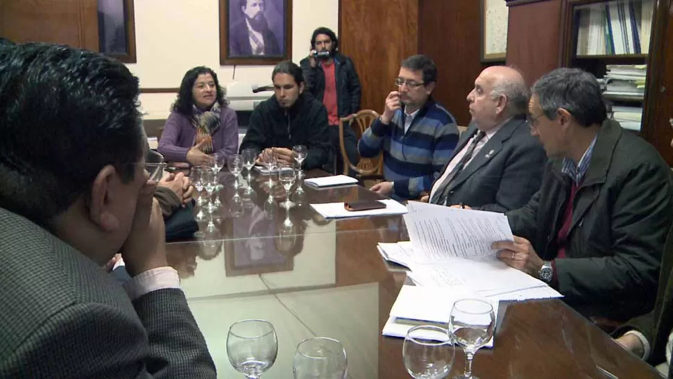 EN BUSCA DEL DIÁLOGO.  Miembros del Gabinete Universitario y representantes de la
comunidad de Artes se reunieron ayer. FOTO GENTILEZA DE LA UNT