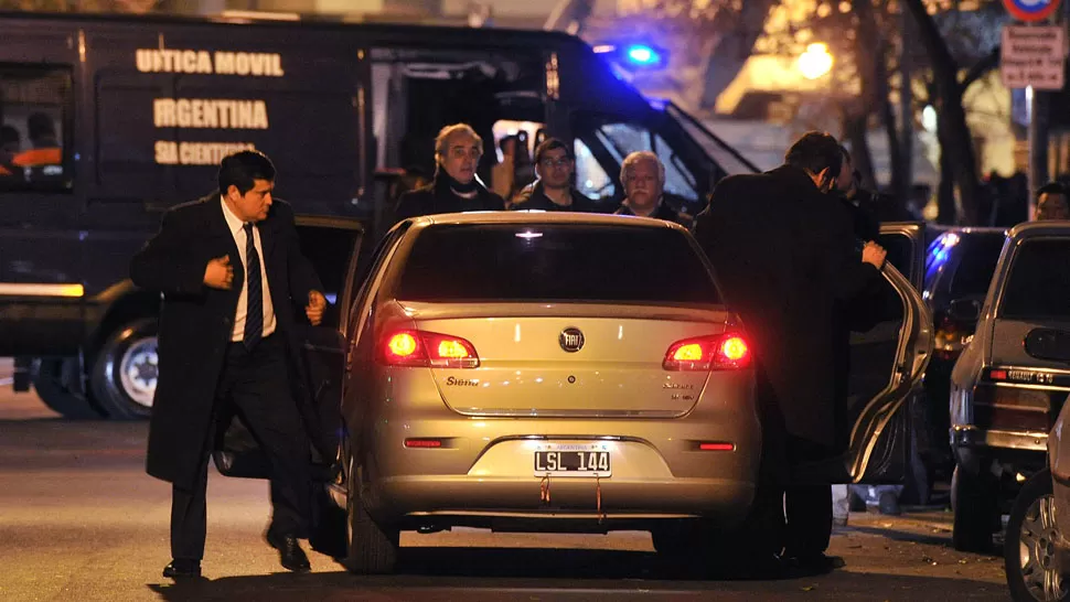 EN LA ESCENA. El juez Ríos estuvo anoche en una inspección ocultar en el edificio donde viviía la joven. TELAM