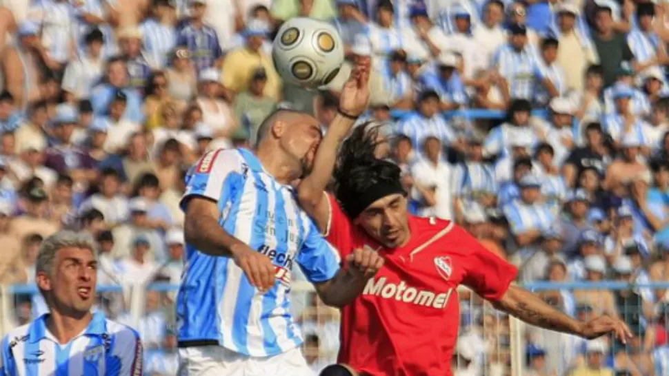 DUELO MONUMENTAL. La imagen corresponde al partido que jugaron en el estadio de 25 de Mayo y Chile Atlético Tucumán e Independiente, cuando los decanos estuvieron en primera. En la cuarta fecha de la B Nacional se volverán a encontrar en el mismo escenario.