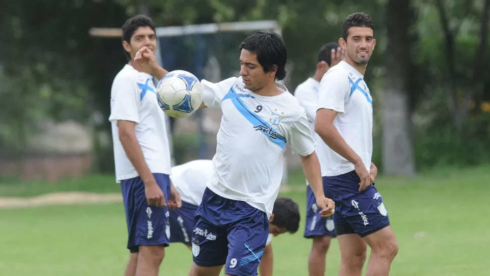 AL TRABAJO. Los Decanos retornarán mañana a las prácticas. Lo harán en la cancha de Central Norte. FOTO LA GACETA / ARCHIVO