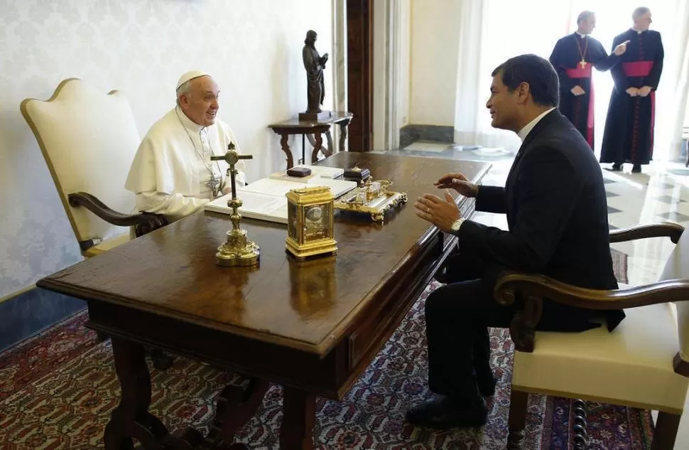 TRABAJO. El Papa, en su escritorio. REUTERS