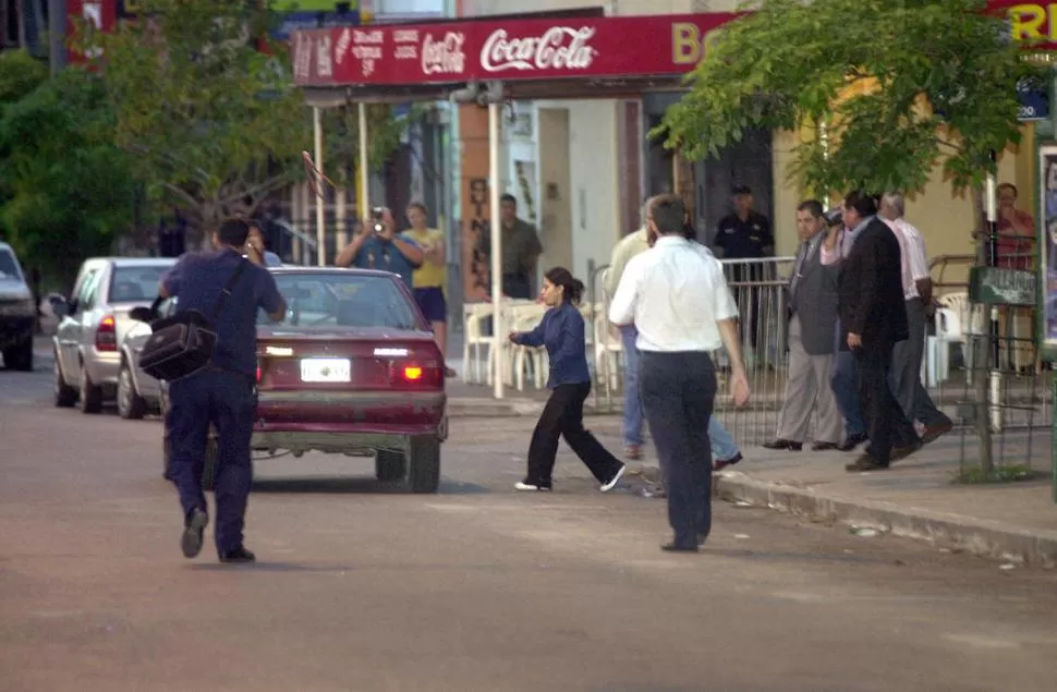 EN AVENIDA ALEM AL 300. El 18 de marzo de 2006, Virginia Mercado durante la reconstrucción del momento en que suben al remise con Paulina. LA GACETA / FOTO DE HECTOR PERALTA (ARCHIVO)