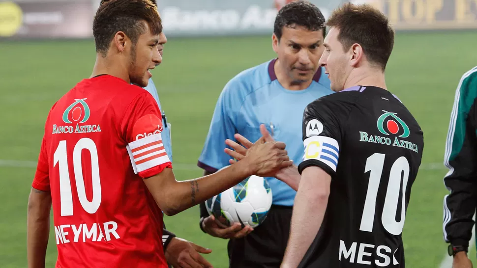 FRENTE A FRENTE. Las estrellas encabezaron un partido a beneficio jugado anoche en Lima. REUTERS