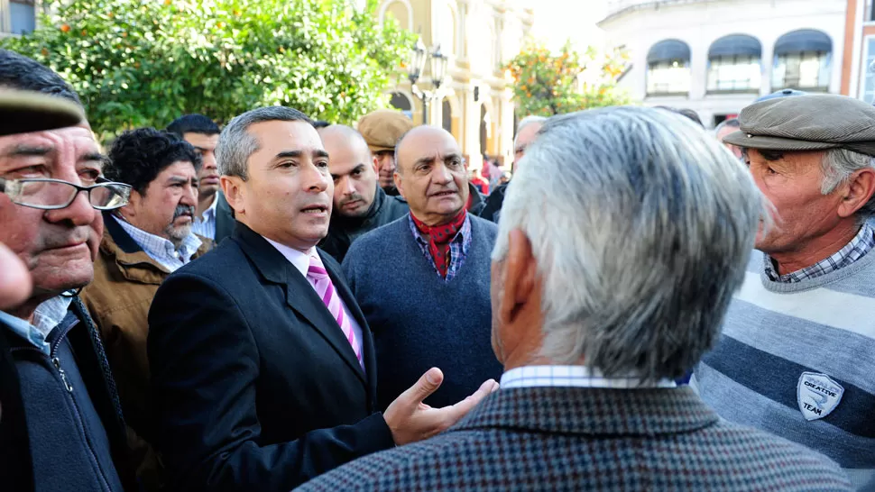 EN PLAZA INDEPENDENCIA. Sergio Fara dialogó con el jefe de la Policía. LA GACETA/ FOTO DE JORGE OLMOS SGROSSO