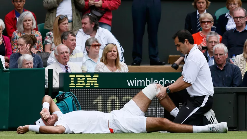 DOLOR. El tandilense dudó sobre la posibilidad de seguir jugando ante Ferrer. Pero se repuso y ganó el partido. REUTERS