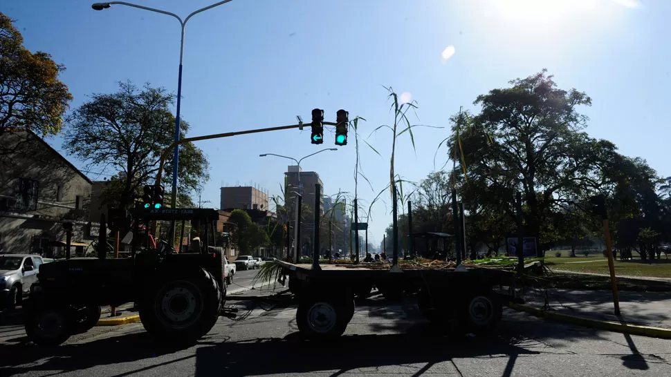 UNO DE LOS CORTES. En calles Francia y Soldadi un tractor impide la circulación de vehículos.LA GACETA/ FOTO DE JORGE OLMOS SGROSSO