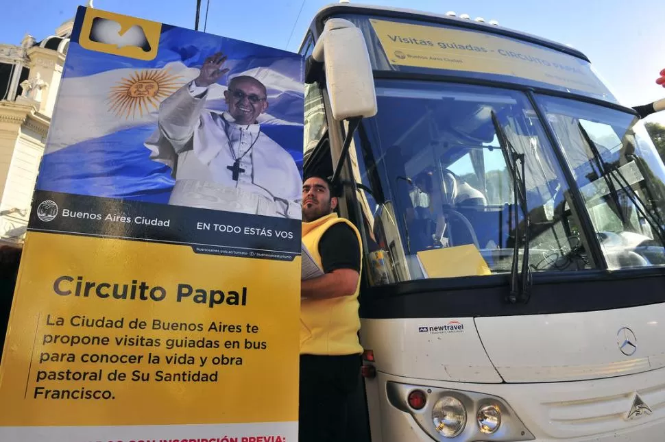 CIRCUITO PAPAL. El bus que recorre los escenarios más importantes donde transcurrió la vida de Francisco.  PRENSA CIUDAD AUTóNOMA DE BUENOS AIRES