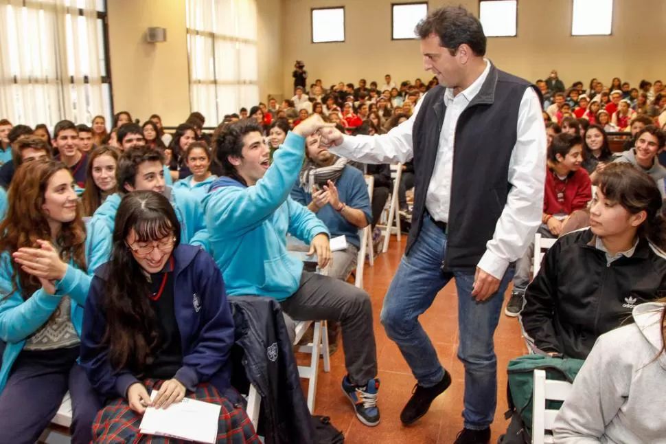 PLAN HOY PARTICIPAMOS. Massa estuvo con los estudiantes secundarios que votan por primera vez. DYN