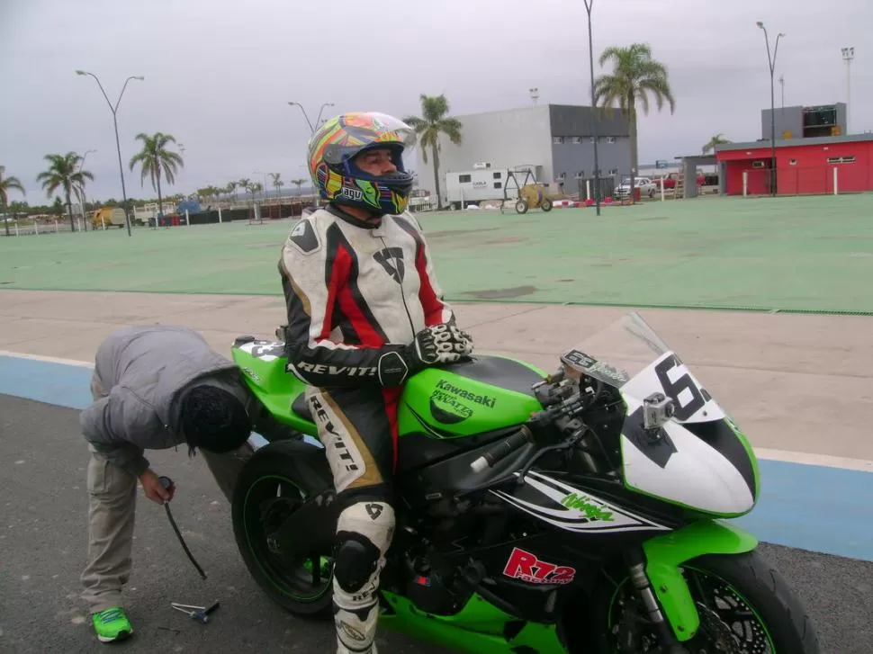 APRESTOS. Renén Zanatta, subido a Kawasaki 600, minutos antes de salir a tomarle el pulso al trazado santiagueño. 