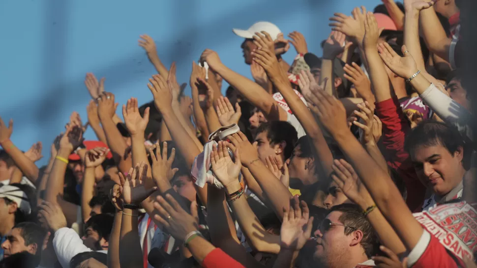 UNA MANO. Los hinchas podrán ayudar pintando las tribunas. ARCHIVO LA GACETA