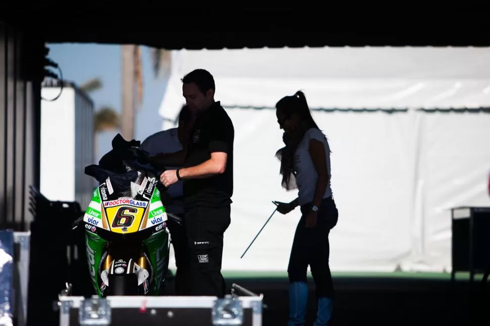 PUESTA A PUNTO. En la jornada previa a los ensayos fueron los mecánicos los que asumieron protagonismo; hoy, los pilotos tomarán la posta en el circuito. 