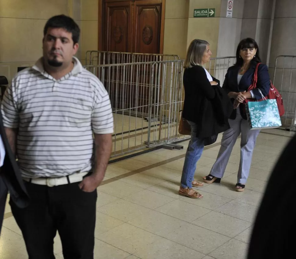 AFUERA. Al final de las audiencias del juicio oral, José Chenga Gómez y Susana Trimarco ni se cruzaban las miradas. LA GACETA / FOTO DE JORGE OLMOS SGROSSO