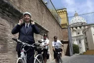 AL papa lo visitan hasta en bici