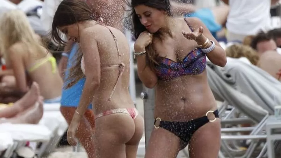 A LA PLAYA. Antonella y Danielle pasaron unos días disfrutando del buen clima de Ibiza. FOTO TOMADA DE MUNDODEPORTIVO.COM