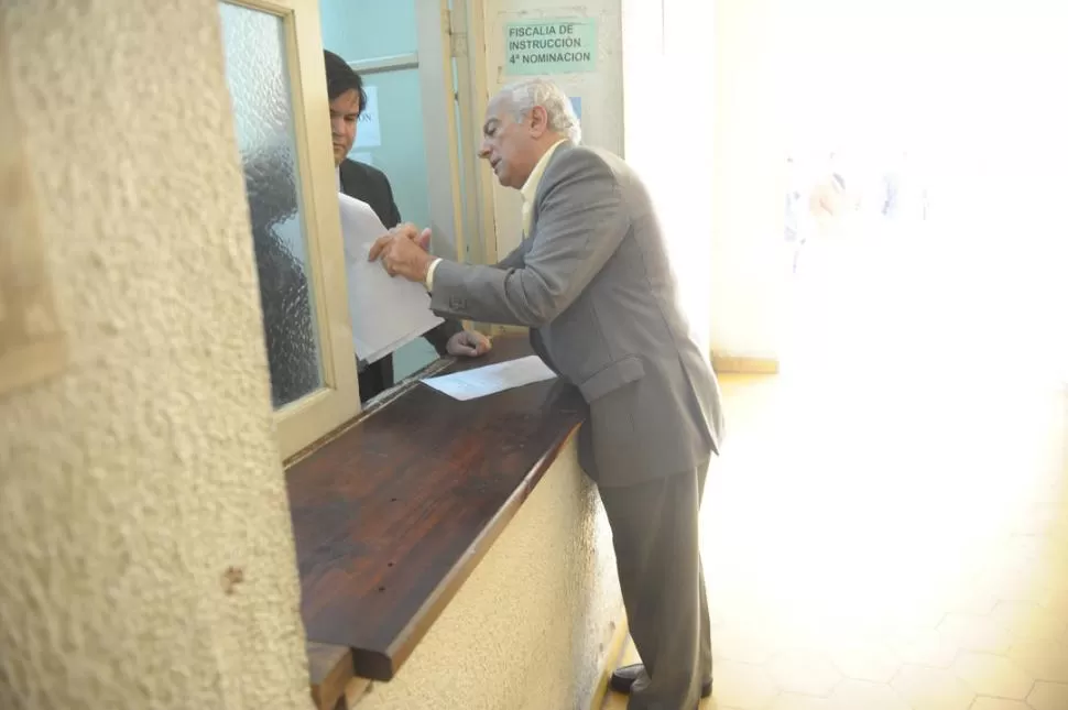 PLANTEO. Emilio Mrad, abogado de Lebbos, presentó ayer por escrito el pedido contra el único detenido. LA GACETA / FOTO DE FRANCO VERA (ARCHIVO)