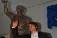 Guillermo Barros Schelotto tiene una estatua de bronce