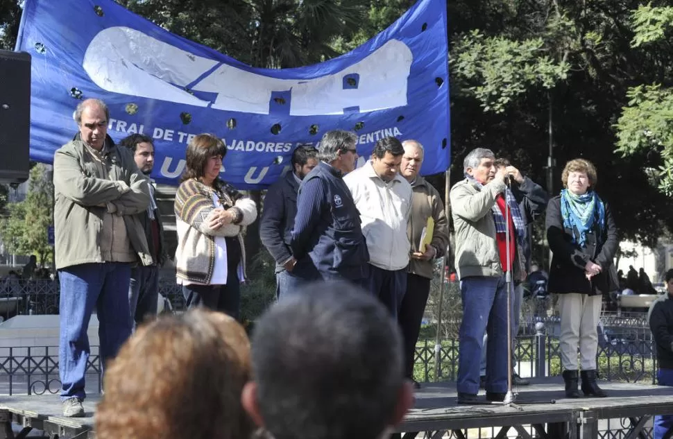 AL MICRÓFONO. Ruiz, es un dirigente que acude a la plaza Independencia encabezando marchas de municipales. LA GACETA / FOTO DE JORGE OLMOS SGROSSO (ARCHIVO)