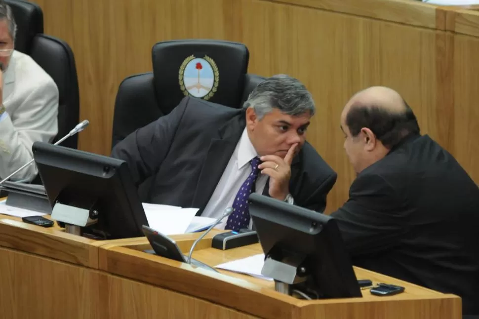 COAUTOR. Alfredo Toscano (de frente) es un dirigente cercano al intendente. LA GACETA / FOTO DE ANALIA JARAMILLO (ARCHIVO)