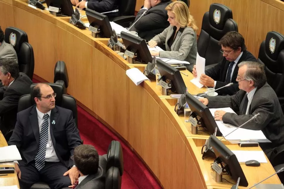 EN EL RECINTO. Caponio (de frente), sentado junto a Racedo, observa a los opositores Páez, Bussi y Elías de Pérez. PRENSA LEGISLATURA