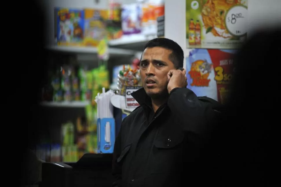 VALIENTE. El cabo Javier Pacheco atrapó al delincuente en Junín al 600 y luego fue al drugstore de Bollea. LA GACETA / FOTO DE DIEGO ARAOZ