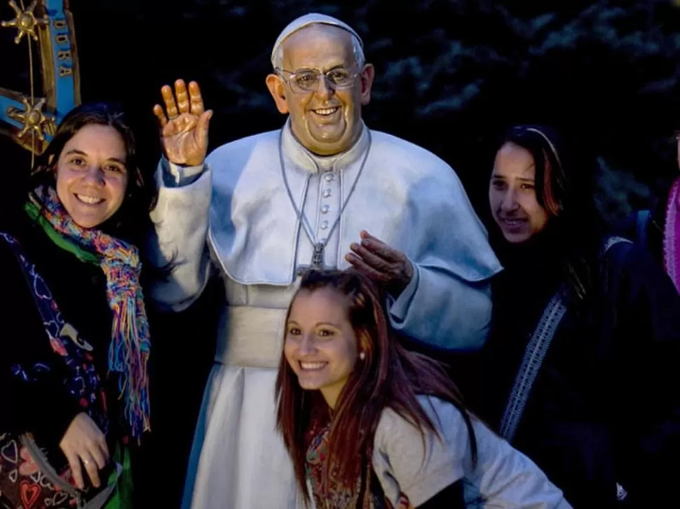 SAQUEN ESO DE INMEDIATO. Fue la orden de Francisco sobre la estatua que pusieron en la Catedral hace días. INFOBAE.COM