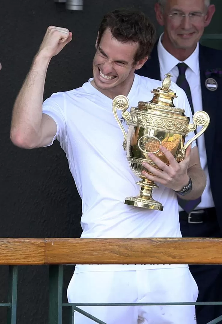 ¡AL FIN UNA SONRISA! Murray tuvo un festejo bastante medido hasta con su familia pero cuando recibió la Copa, sonrió. REUTERS