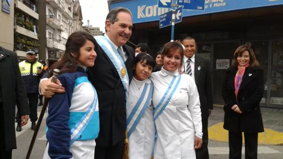 RECUERDO. El gobernador se tomó fotos con estudiantes antes de ingresar a la Catedral. LA GACETA / ANALÍA JARAMILLO.