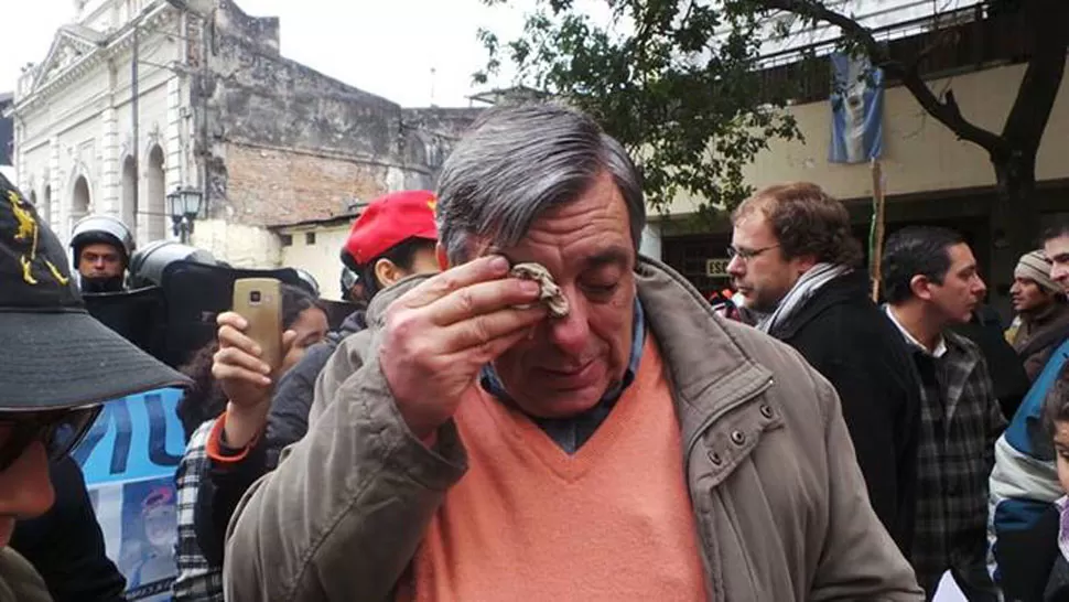 INCREÍBLE. Lebbos se seca las lágrimas luego de haber recibido gas pimienta en los ojos. LA GACETA / JOSE INESTA.