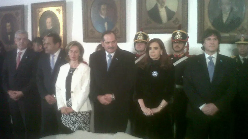 CASA HISTÓRICA. La Presidenta y el gobernador, durante la ejecución del Himno Nacional. LA GACETA / ANTONIO FERRONI
