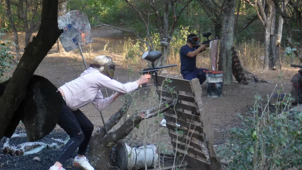 En Tafí Viejo, las balaceras de colores estallan entre los arbustos del monte