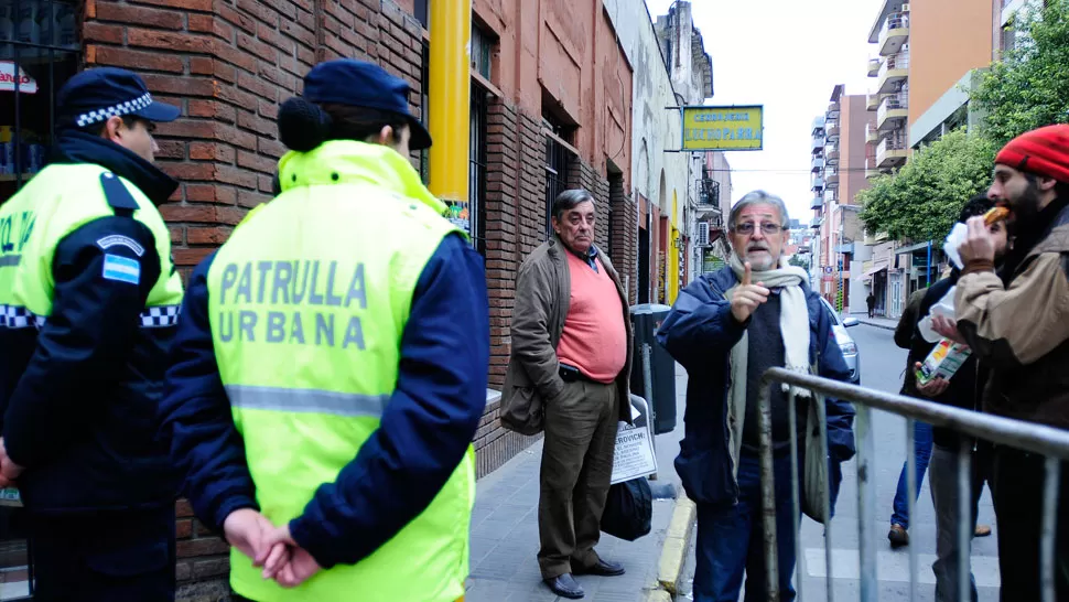 NO LO DEJARON PASAR. La Policía le impidió el paso a Lebbos. LA GACETA/ FOTO DE ANALÍA JARAMILLO.