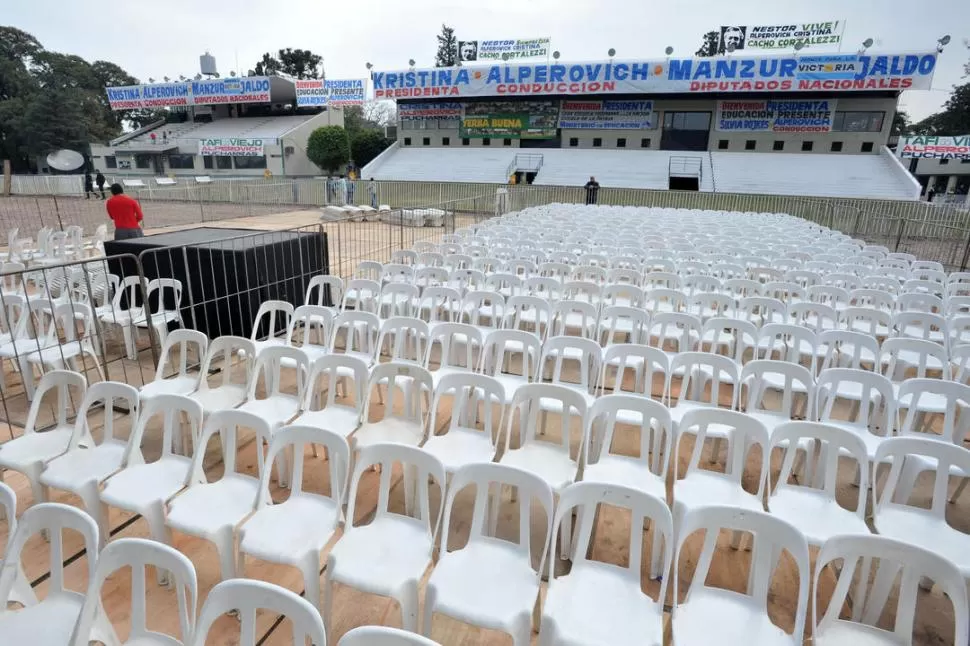 SILLAS VIP. Frente al escenario en el hipódromo se ubicarán funcionarios, militantes de las agrupaciones K y del espacio que lidera Sara Alperovich. LA GACETA / FOTO DE DIEGO ARAOZ