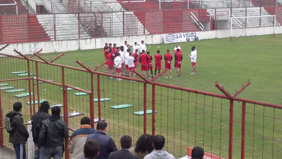 PRIMERA CHARLA. El cuerpo técnico y los jugadores se reunieron en el campo de juego antes de iniciar los trabajos físicos. LA GACETA / MARIANA SEGURA VIA MOVIL