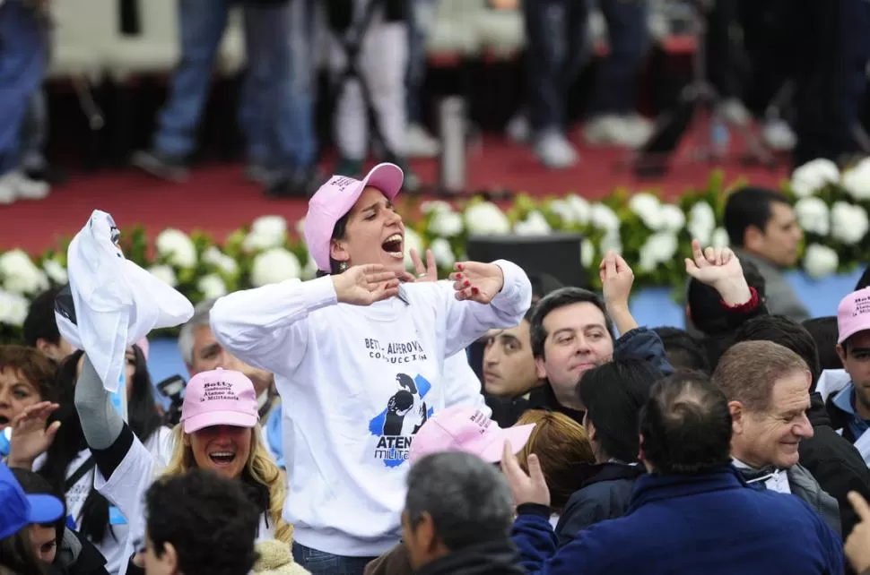 FRENTE A LA CÁMARA. Sarita se paró en la silla y arengó a sus seguidores. LA GACETA / FOTOS DE JORGE OLMOS SGROSSO 