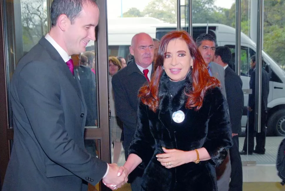 INGRESO PRESIDENCIAL. Cristina entra a la Sala de la Jura, donde entonó el Himno, depositó ofrendas florales y firmó el libro de visitantes ilustres.  