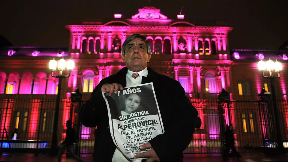 
EN BUENOS AIRES. Lebbos posa con un afiche de su hija y la Casa Rosada de fondo. DYN