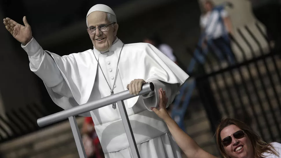 ENTUSIASMO. Una estatua a la entrada del ayuntamiento de Río de Janeiro es parte de los preparativos para la llegada del Papa al Encuentro de la Juventud. REUTERS