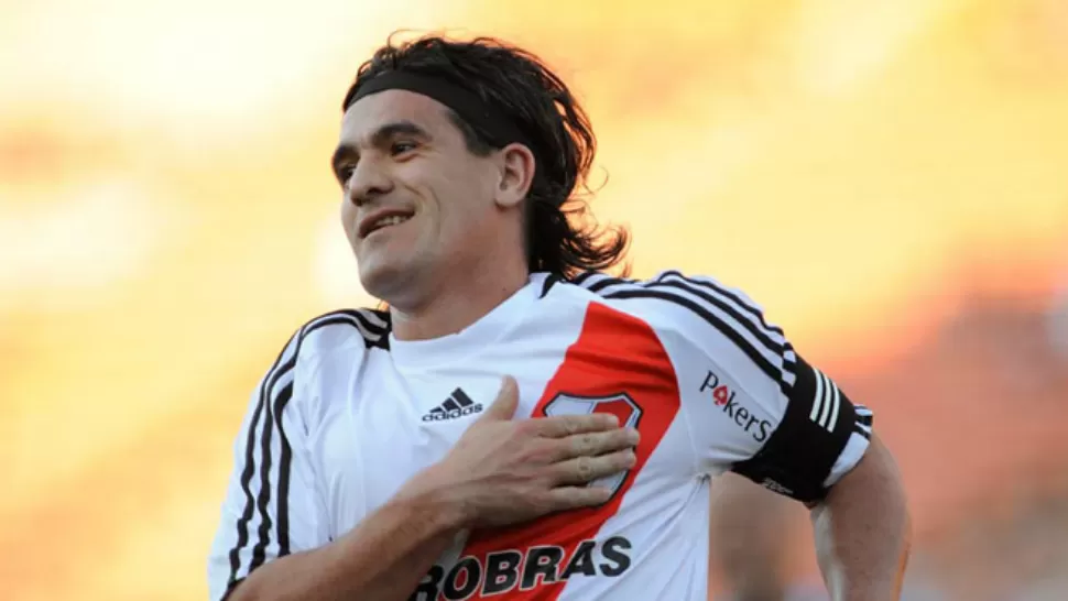 IDOLO MILLLONARIO. Ariel Ortega festeja uno de los tantos goles que anotó con la camiseta de River. 