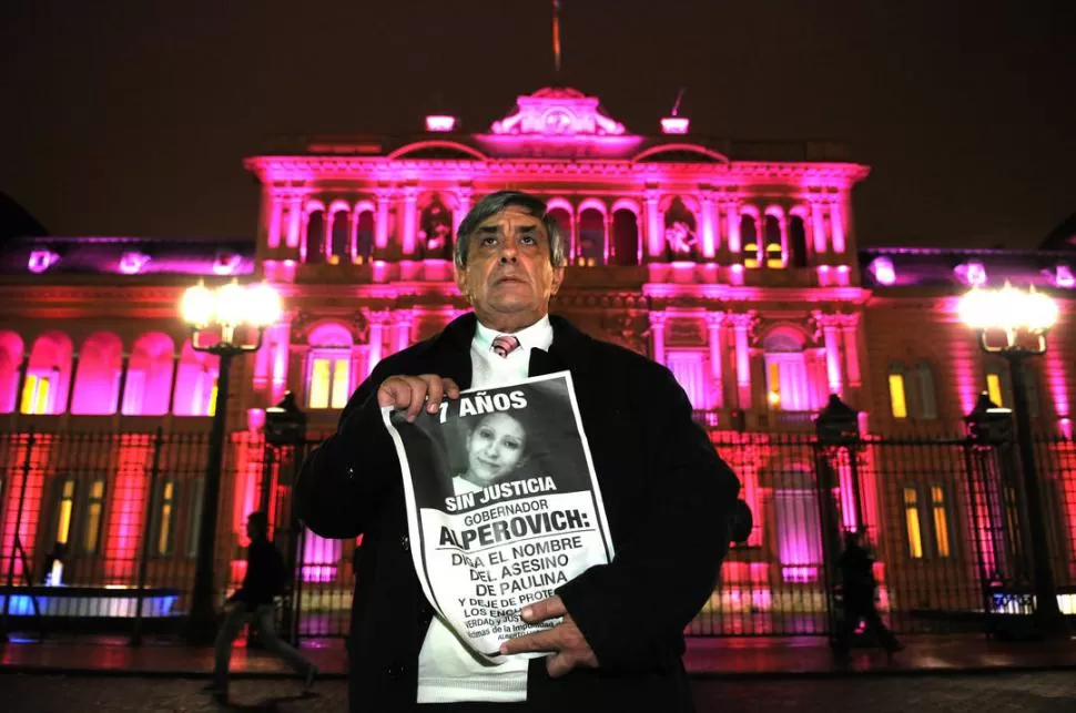 AFUERA DE LA CASA ROSADA. Alberto Lebbos llegó ayer a Buenos Aires para ser escuchado por el secretario de Derechos Humanos de la Nación, Martín Fresneda, a quien le expuso detalles que figuran en el expediente de la causa. DYN