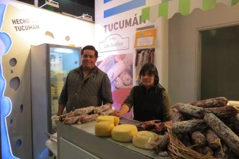 DEGUSTAR Y COMPRAR. Barrionuevo mostró sus productos en el stand.  