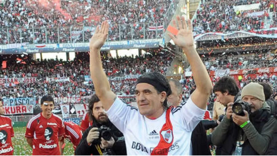 EMOCIÓN. El Burrito se dio el gusto de jugar con su hijo Tomás, en el Monumental. TÉLAM