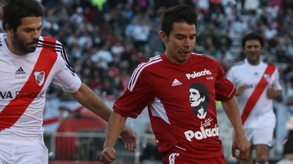 FIGURA. Javier Saviola (derecha) participó del partido homenaje a Ariel Ortega, en la cancha de River. FOTO TOMADA DE CANCHALLENA.COM